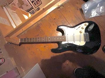 Zwarte elektrische gitaar beschikbaar voor biedingen