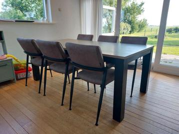 Moderne tafel beschikbaar voor biedingen