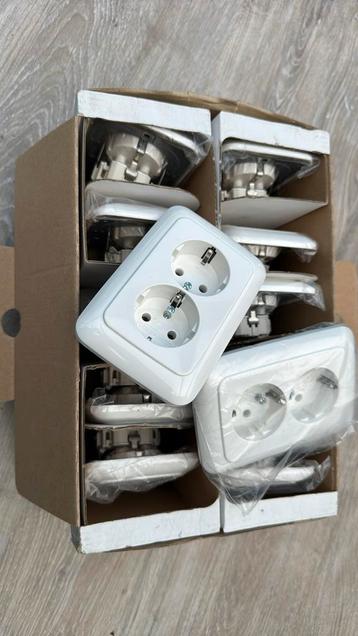 12x nieuw Busch Yeager - Dubbele wandcontact doos Alpine wit beschikbaar voor biedingen