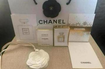 Chanel Coco Mademoiselle miniatuur,keramieken cameliahanger beschikbaar voor biedingen