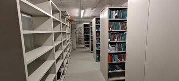 Partij 42 gebruikte stalen legbordstellingen beschikbaar voor biedingen