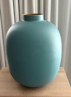 Studio Pip lichtblauw metalen vaas 32 cm met zijde bloesem, Ophalen, Overige materialen, Blauw, Nieuw