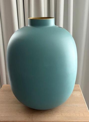 Studio Pip lichtblauw metalen vaas 32 cm met zijde bloesem beschikbaar voor biedingen