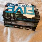 3x Penelope Douglas (five brothers, birthday girl, credence), Boeken, Ophalen of Verzenden, Zo goed als nieuw