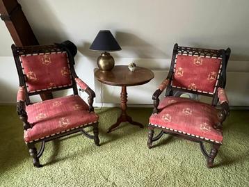 set stoelen en tafel beschikbaar voor biedingen