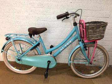 Meisjesfiets 24 inxh met rieten mandje  beschikbaar voor biedingen