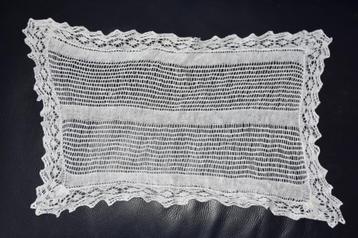 Brocante rechthoekig gehaakt kleedje langwerpig beschikbaar voor biedingen