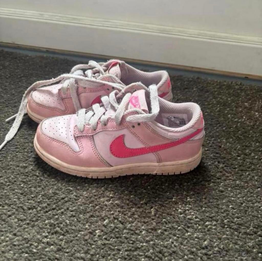 Sneaker NIKE DUNK LOW TRIPLE PINK maat 30', Ophalen of Verzenden, Zo goed als nieuw, Meisje, Schoenen