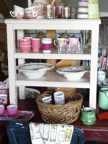 leuk zacht zalmroze houten antiek brocante rek beschikbaar voor biedingen