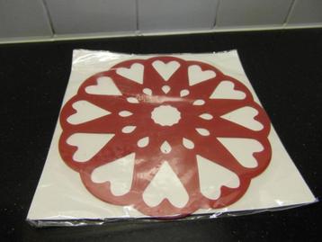 taartstencil sjabloon  rond  hartjes  17,5 cm groot in rood 