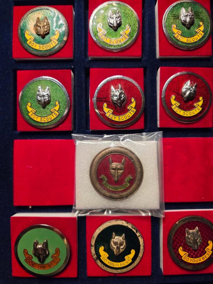 Verzameling scouting hoedplaten welpenleiding, Verzamelen, Scouting, Gebruikt, Embleem, Speld of Insigne, Ophalen of Verzenden