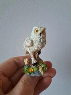 Sneeuwuil op een boomstronk, kunsthars 4x4x7cm, Ophalen of Verzenden, Nieuw, Vogel, Beeldje of Figuurtje