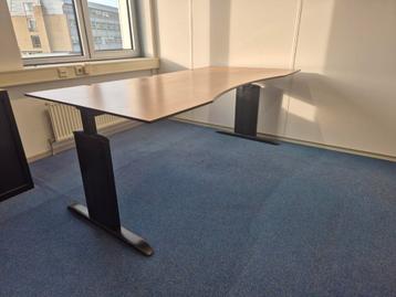 3x Bureau, in hoogte verstelbaar, kabelgoot beschikbaar voor biedingen