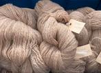 Handgesponnen Alpaca wol  licht fawn, Hobby en Vrije tijd, Ophalen of Verzenden, Nieuw, Breien of Haken, Wol of Garen