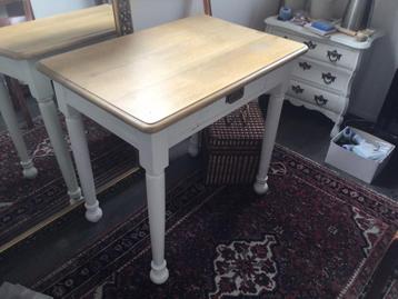 Tafeltje beschikbaar voor biedingen