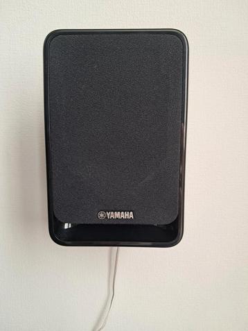 Twee speakers Yamaha met ophangbeugels vogel's  beschikbaar voor biedingen