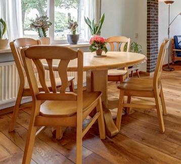Complete eethoek met 4 stoelen  beschikbaar voor biedingen