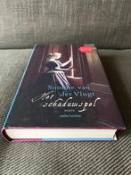 Simone van der Vlugt - Het schaduwspel. (Hardcover) ~ 2018 ~, Boeken, Ophalen of Verzenden, Simone van der Vlugt, Zo goed als nieuw