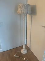Houten vloerlamp met rieten kap, Huis en Inrichting, Lampen | Vloerlampen, Ophalen, Gebruikt, Hout, 150 tot 200 cm