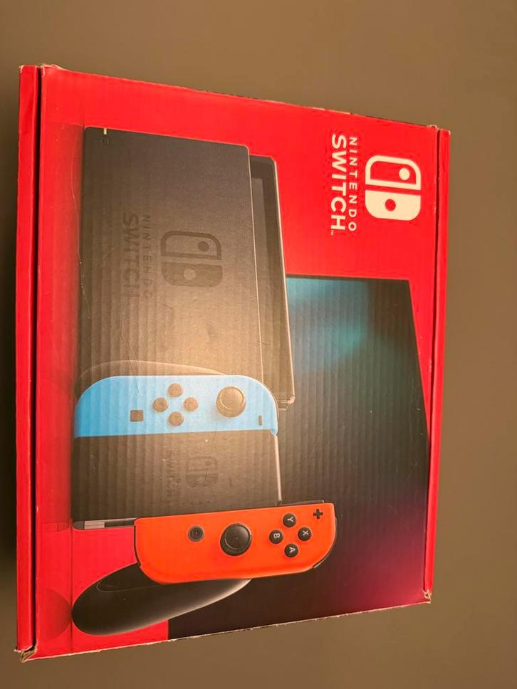 Nintendo Switch incl Mario Kart en twee extra controllers, Spelcomputers en Games, Spelcomputers | Nintendo Switch, Zo goed als nieuw