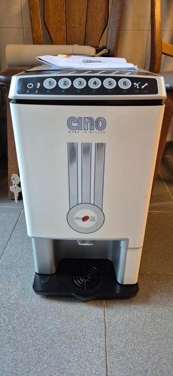 Professionele koffiemachine te koop. beschikbaar voor biedingen