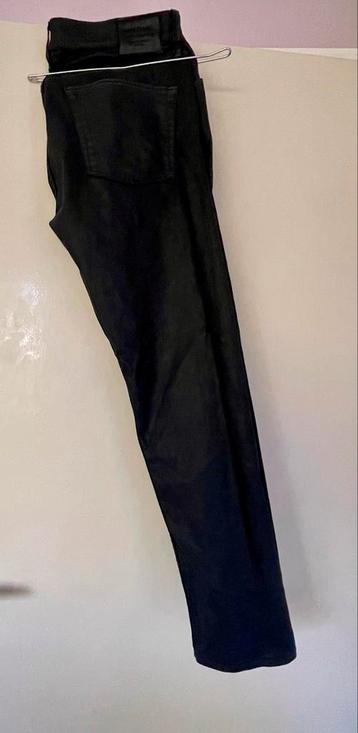 Zwarte broek met glanseffect beschikbaar voor biedingen