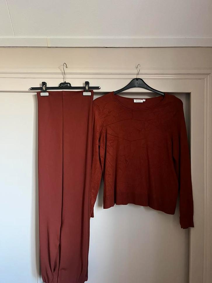 Masai broek en trui., Kleding | Dames, Broeken en Pantalons, Zo goed als nieuw, Maat 38/40 (M), Bruin, Lang, Ophalen of Verzenden