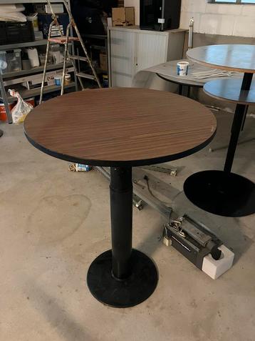 Degelijke stafels beschikbaar voor biedingen