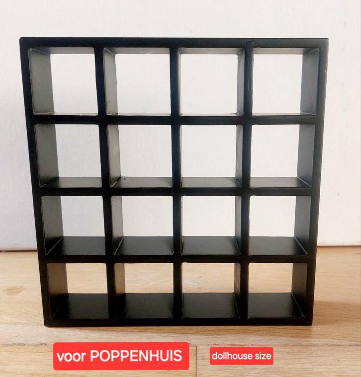 Poppenhuis zwarte vakken kast modern design 1:12, Verzamelen, Poppenhuizen en Toebehoren, Zo goed als nieuw, Gebruiksvoorwerp