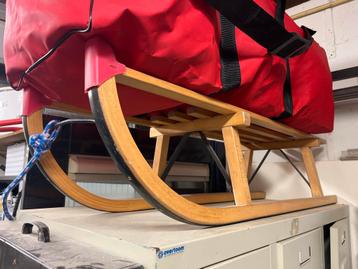 Houten slee in goede staat beschikbaar voor biedingen