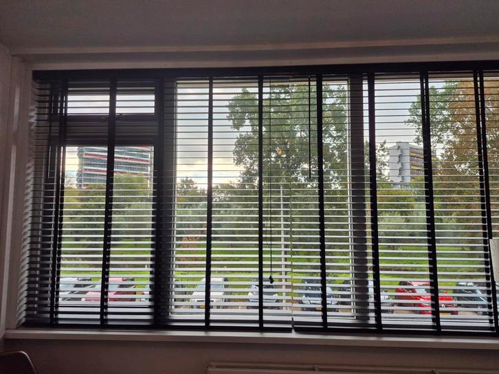 Houten jaloezieën zwart 2 stuks, Huis en Inrichting, Stoffering | Gordijnen en Lamellen, Zo goed als nieuw, 150 tot 200 cm, Zwart