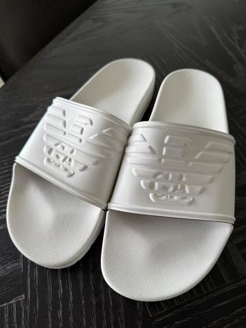 ARMANI Slippers beschikbaar voor biedingen