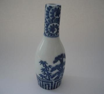 Klein antiek Aziatisch, Japans, porselein vaasje. beschikbaar voor biedingen