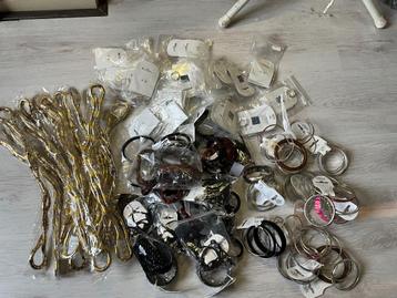 restpartij met sieraden. armbanden kettingen en ringen beschikbaar voor biedingen