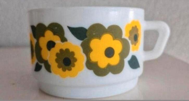 Beker Arcopal Lotus Geel, Huis en Inrichting, Keuken | Servies, Zo goed als nieuw, Kop(pen) en/of Schotel(s), Overige stijlen