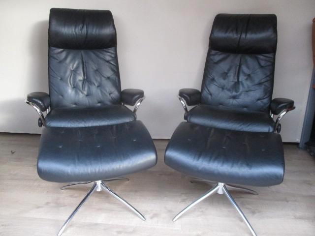NIEUWSTAAT set Stressless London relax fauteuils + hockers, Huis en Inrichting, Fauteuils, Zo goed als nieuw, Leer, Metaal, Overige materialen