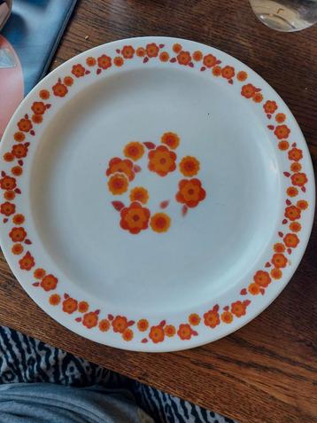 Retro Arcopal Borden met Oranje Bloemmotief beschikbaar voor biedingen