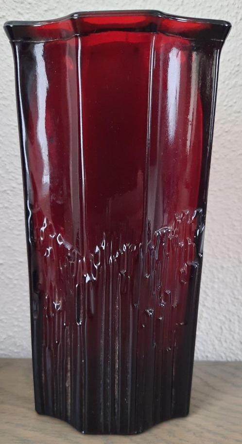 diep rode AVON vaas, Huis en Inrichting, Woonaccessoires | Vazen, Zo goed als nieuw, Rood, Minder dan 50 cm, Glas, Ophalen of Verzenden