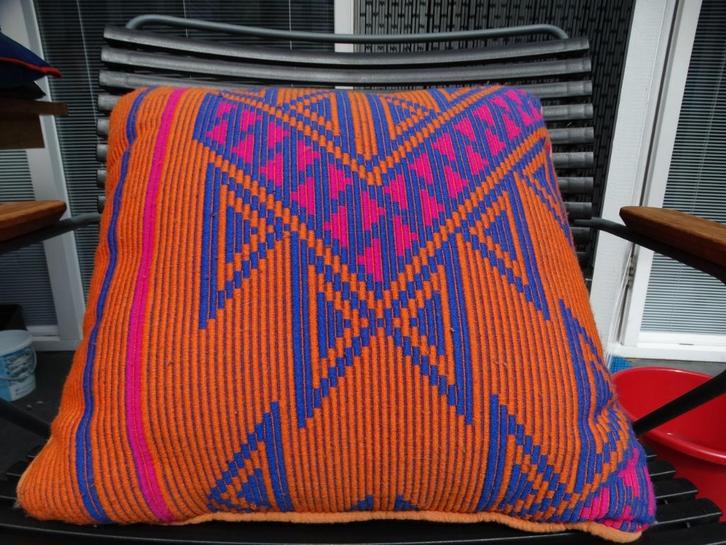 Twee zeer kleurrijke sierkussens, Youniq en Maisons du Monde, Huis en Inrichting, Woonaccessoires | Kussens, Zo goed als nieuw