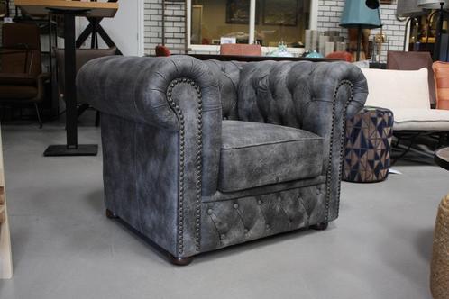 Stoere Chesterfield stijl fauteuil grijs geschuurd leerlook, Huis en Inrichting, Fauteuils, Zo goed als nieuw, Leer, 100 tot 125 cm