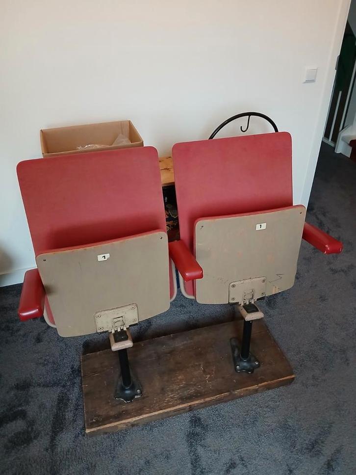 Vintage Bioscoopstoelen Set 2 st - Rood, Gietijzeren voet, Antiek en Kunst, Antiek | Meubels | Stoelen en Banken, Ophalen