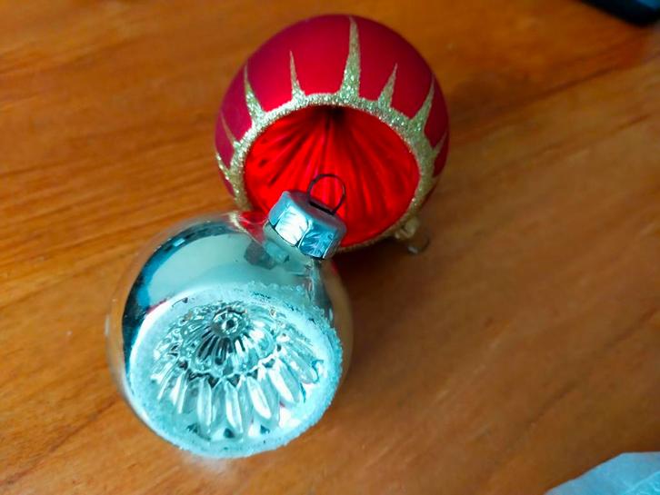 VINTAGE KERSTBAL DEUK ZILVER ROOD RETRO OUD GLAS 80 90 70, Verzamelen, Retro, Overige typen, Ophalen of Verzenden