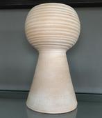 Vintage jaren’50 grote design vaas terracotta reliëf beige, Overige kleuren, Aardewerk of Porselein, Ophalen of Verzenden, Zo goed als nieuw