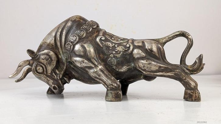 Beeld, Schitterend standbeeld stier - 1,6 kg - 26 cm, Antiek en Kunst, Kunst | Niet-Westerse kunst, Ophalen of Verzenden