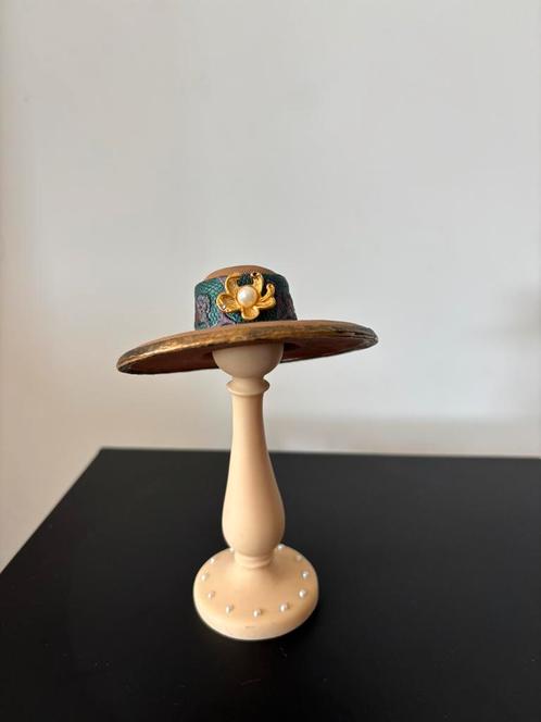 The Leonardo Collection hoed op standaard , bruin €12.50, Verzamelen, Beelden en Beeldjes, Zo goed als nieuw, Ophalen of Verzenden