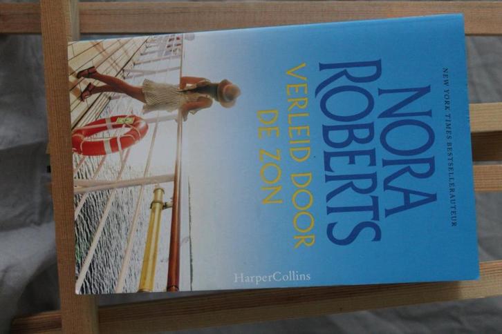 Verleid door de zon - Nora Roberts, Boeken, Romans, Zo goed als nieuw, Ophalen