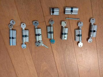 Diverse Cilindersloten met Sleutels beschikbaar voor biedingen