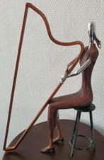 Beeld sculptuur harp harpiste zittend op kruk, Ophalen of Verzenden