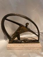 Bronzen Kubistisch Beeld Knielende Man Onder Boog, Ophalen of Verzenden