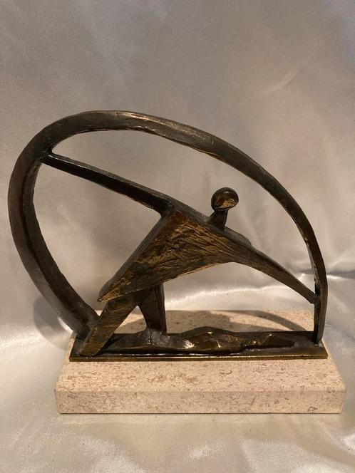 Bronzen Kubistisch Beeld Knielende Man Onder Boog, Antiek en Kunst, Kunst | Beelden en Houtsnijwerken, Ophalen of Verzenden